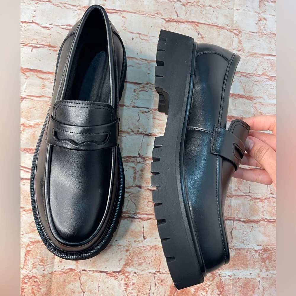 Black Faux Leather Platform Loafers Size: Men’s 6 (fits a Women’s 8)